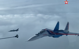 Video: Cận cảnh màn tiếp nhiên liệu trên không đẳng cấp của phi đội 'Hiệp sĩ Nga'