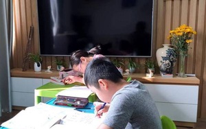 Trẻ nghỉ dịch, bố mẹ xách con tìm tận nhà cô giáo nhờ trông hộ