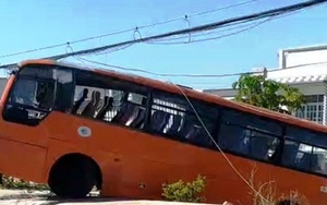 Bị đột quỵ, tài xế ôtô chở công nhân tông trụ điện tử vong?