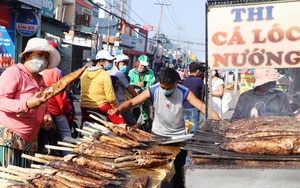Phố cá lóc nướng đông nghẹt ngày vía Thần tài, nhiều gia đình "hốt bạc" khi bán sạch 2.000 con trong một buổi sáng