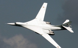 Máy bay ném bom Tu-160 "vờn nhẹ" Bắc Âu: Nga đưa "đầu não" NATO vào tầm ngắm?
