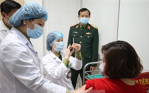Nhân viên y tế, giáo viên, hàng không, người nghèo được tiêm vắc-xin phòng COVID-19 miễn phí