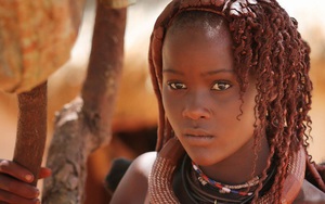 Lạ kỳ bộ lạc Himba chỉ tắm nước một lần trước khi cưới và làm sạch người bằng những giọt mồ hôi
