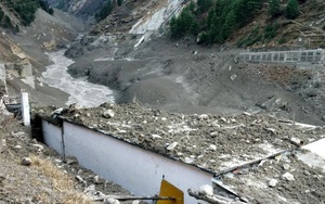 Sông băng Himalaya vỡ “như núi lửa phun trào”