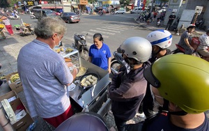 Không về nước vì dịch COVID-19, 'ông Tây' bán chuối chiên mưu sinh ở vỉa hè TP Hồ Chí Minh