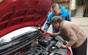 Chuyện về bà lão kỳ dị ở Hà Nội, hơn 50 năm tay cầm cờ lê, nằm gầm ô tô