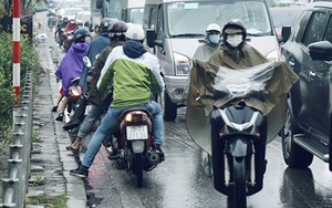 Những kiểu "lách luật" tại một điểm tắc đường kinh niên của Hà Nội