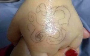 Con gái mừng rỡ khi được 'giáo viên' vẽ ký hiệu lạ trên tay, nhưng vừa nhìn thấy bà mẹ lập tức báo cảnh sát
