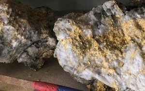 Chàng trai trẻ tuổi suýt vứt cục vàng 7 tỷ đồng vào thùng rác