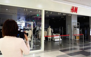 Làn sóng tẩy chay dâng cao, H&M phải đóng loạt cửa hiệu ở Trung Quốc