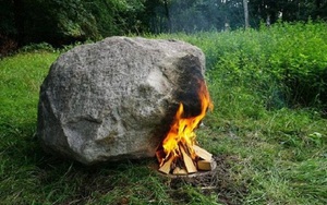 Bí ẩn tảng đá lạ phát sóng wifi khi bị đốt nóng