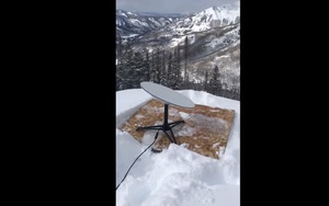 Người dùng Reddit mang chảo vệ tinh của Starlink lên núi tuyết cao 3.000 mét để thử nghiệm, internet vẫn chạy "phà phà"