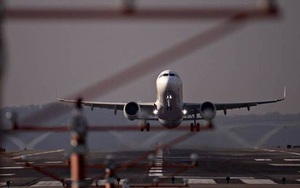Máy bay hàng không Pháp hạ cánh khẩn cấp vì hành khách gây rối