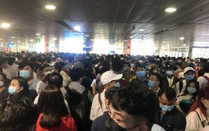 Hàng ngàn khách xếp hàng dài chờ soi chiếu ở sân bay Tân Sơn Nhất sáng sớm 15-4