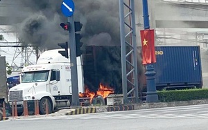 TP.HCM: Xe container cháy kinh hoàng, Xa lộ Hà Nội ùn tắc hơn 3km