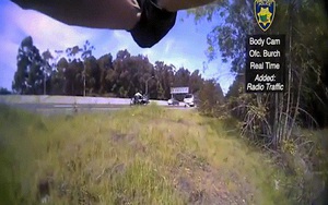 Video: Nghi phạm nã đạn định cướp xe bỏ trốn, cảnh sát rút súng bắn chết tại trận