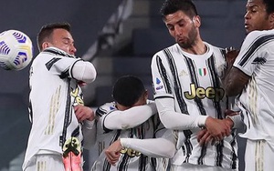 Thảm họa Ronaldo xếp hàng rào chống đá phạt: Cúi đầu che mặt, để mặc bóng bay vào lưới