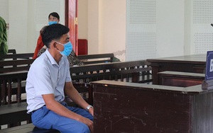Cầm búa sắt bổ thẳng vào mặt hàng xóm vì chuyện “cái cống nước”