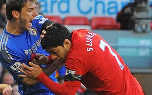 Ngày này năm xưa: Suarez bị cấm thi đấu 10 trận do cắn đối thủ
