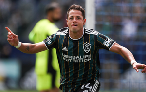 ‘Lên thần’, Chicharito ghi 5 bàn sau 2 trận