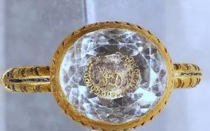 Khai quật chiếc nhẫn vàng 370 tuổi tôn vinh bá tước bị chặt đầu