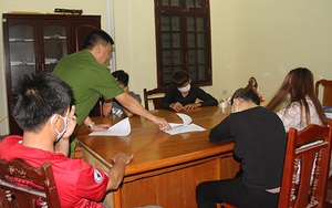Bắt quả tang loạt "chân dài" kích dục cho các "quý ông": Thu giữ nhiều bao cao su đã sử dụng