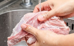 Đừng chần hay rửa nước nóng, đây mới là cách làm giúp thịt lợn ra hết chất độc hại