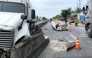 Ô tô 4 chỗ lật ngửa trên Quốc lộ 1 sau va chạm với xe đầu kéo