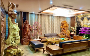 Nhà phố 450m2 của vợ chồng Hà Nội khiến dân tình loá mắt vì như 'biệt phủ' gỗ, có món nặng đến mức 25 người khiêng