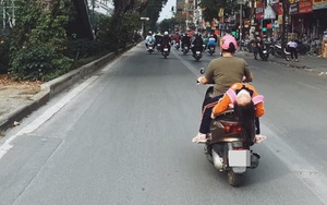 Hình ảnh bé gái ngủ gục, nằm hẳn ra yên xe máy trên phố Hà Nội khiến ai cũng phải thót tim