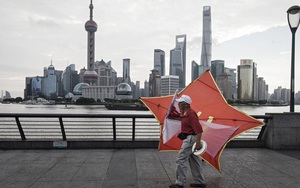 Hút được dòng tiền nóng, Trung Quốc chưa kịp mừng đã lo "sốt vó"