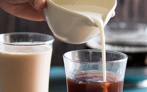 Trà đổ vào sữa hay sữa đổ vào trà? Cứ tưởng “cũng như nhau” nhưng hóa ra cách pha trà sữa thế này mới là chuẩn chỉnh
