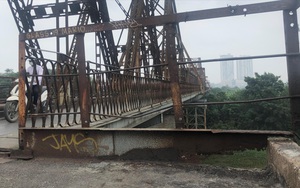 Mặt cầu Long Biên rách, thủng, Bộ Giao thông 'nợ' kinh phí duy tu, sửa chữa