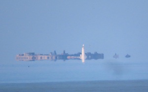 Hiện tượng lạ về lâu đài lơ lửng trên mặt biển ở Anh