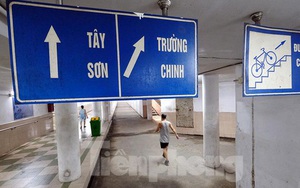 Hà Nội: Trốn lực lượng chức năng, người dân chui xuống hầm đi bộ tập thể dục