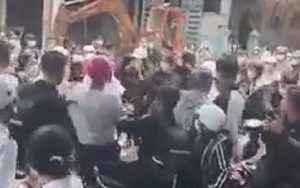Một nhóm học sinh đánh nhau khi vừa tan trường