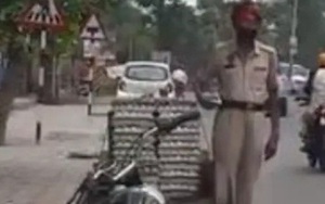 Clip: Cảnh sát trưởng Ấn Độ ăn trộm trứng gà giữa phố