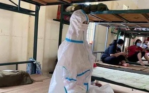 Cô bé 2 tuổi trong bộ đồ bảo hộ ở khu cách ly qua lời kể của người thân: "Hôm được đi ô tô còn sướng, hôm sau cứ khóc đòi về nhà"