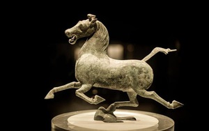 Vì sao bức tượng ngựa phi từng là biểu tượng du lịch TQ không bao giờ có ảnh chụp chính diện? Tận mắt chứng kiến mới hiểu!