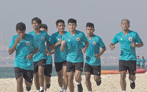 Đến UAE, đối thủ của tuyển Việt Nam cho cầu thủ chơi đùa trên bãi biển và "ra lệnh" ăn... hết công suất