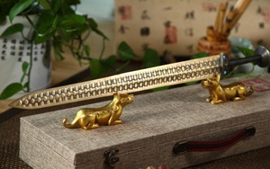 Khai quật mộ cổ tìm được thanh kiếm nghìn năm: Chuyên gia chụp X-quang và phát hiện cảnh tượng kỳ diệu