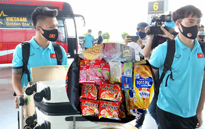 Khám phá list đồ ăn vặt được cầu thủ tuyển Việt Nam mang sang UAE: Mỳ tôm, nem chua và cả gia vị "thần thánh"