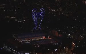 Ngất ngây với bữa tiệc ánh sáng bằng drone của Chelsea