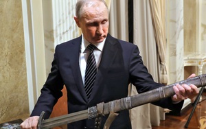 Xuất quân "diễu võ dương oai" Ukraine, ông Putin muốn "mài cho Nga lưỡi kiếm sắc"?