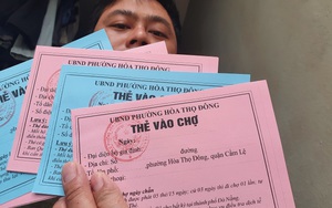 Người Đà Nẵng đi chợ bằng "thẻ đi chợ màu hồng, màu xanh" để phòng dịch Covid-19