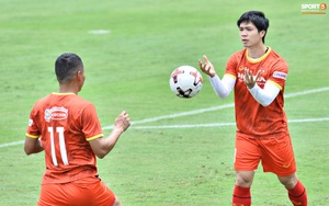 Công Phượng dọa đấm Đức Huy, cười thả ga dù trời nắng nóng