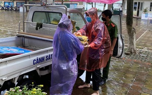 Hà Nội: Kịp thời tặng 100 bộ đồng phục cho thí sinh ướt sạch vì mưa lớn đúng giờ thi lớp 10