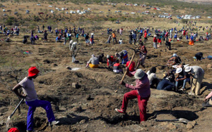 Dân đổ xô đến ngôi làng Nam Phi tìm vận may sau phát hiện bất ngờ