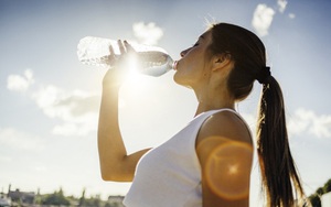 Mùa nắng nóng, uống nước thế nào là đúng?