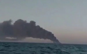 Video: Tàu hải quân lớn nhất của Iran bắt lửa, bốc khói dữ dội rồi chìm xuống biển